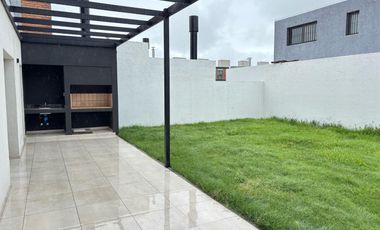 Hermosa casa 2dorm * Colinas de Manantiales * Gran patio