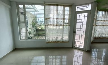 Casa en venta con tres habitaciones y jardín en Tizatlan, Tlaxcala.