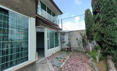 Casa en venta con tres habitaciones y jardín en Tizatlan, Tlaxcala.