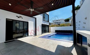 Casa en VENTA con ALBERCA en residencial LA CIMA