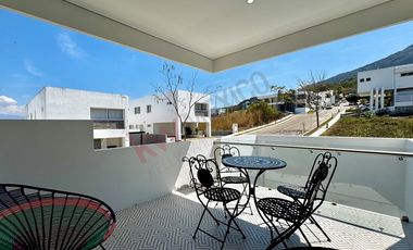 Casa en VENTA con ALBERCA en residencial LA CIMA