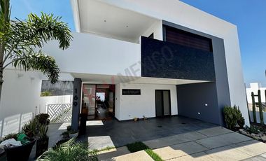Casa en VENTA con ALBERCA en residencial LA CIMA