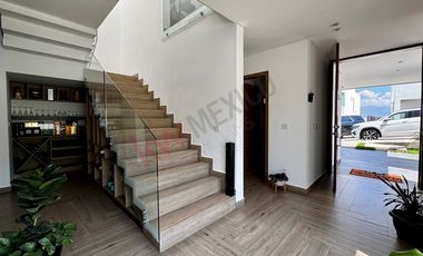 Casa en VENTA con ALBERCA en residencial LA CIMA