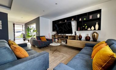 Casa en VENTA con ALBERCA en residencial LA CIMA