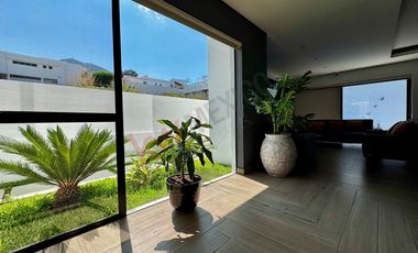 Casa en VENTA con ALBERCA en residencial LA CIMA