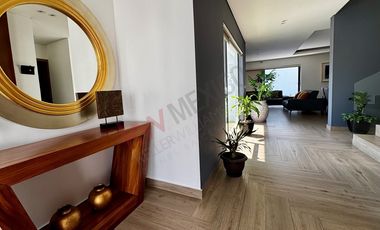 Casa en VENTA con ALBERCA en residencial LA CIMA
