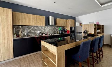 Casa en VENTA con ALBERCA en residencial LA CIMA