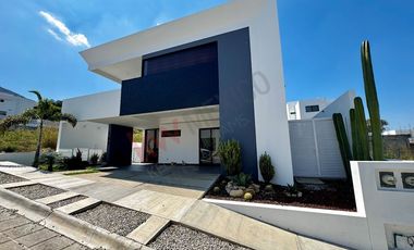 Casa en VENTA con ALBERCA en residencial LA CIMA