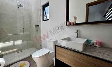 Casa en VENTA con ALBERCA en residencial LA CIMA
