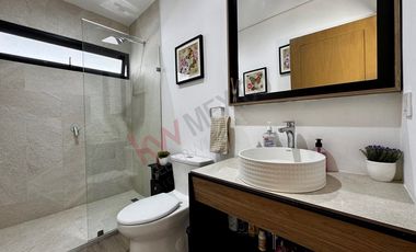 Casa en VENTA con ALBERCA en residencial LA CIMA