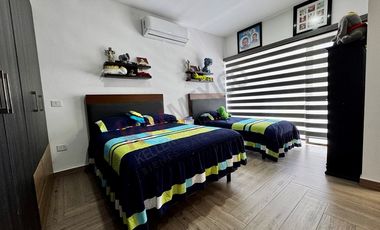 Casa en VENTA con ALBERCA en residencial LA CIMA