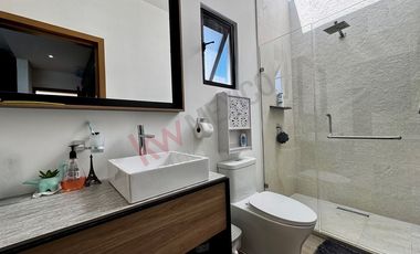 Casa en VENTA con ALBERCA en residencial LA CIMA
