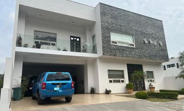 Casa en  Venta en Camino a al Diente Priv. Flor de Piedra