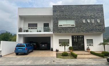 Casa en  Venta en Camino a al Diente Priv. Flor de Piedra