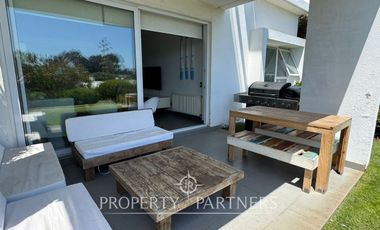 Cómodo departamento con jardín en Marbella, arriendo año corrido