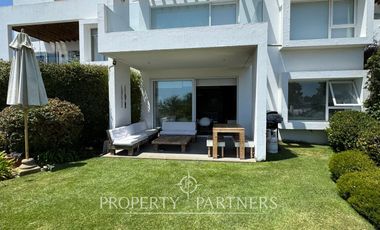 Cómodo departamento con jardín en Marbella, arriendo año corrido