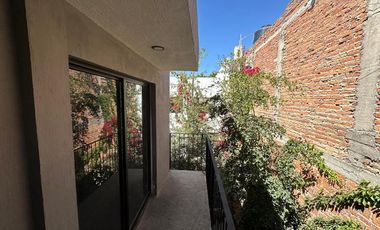 Propiedad con 2 departamentos en zona Colomos, Zapopan