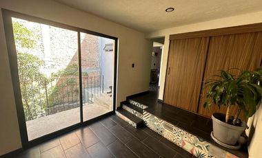 Propiedad con 2 departamentos en zona Colomos, Zapopan