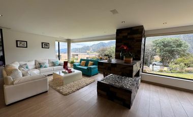 Casa Exclusiva en Venta – Casa de Campo, La Calera, Cundinamarca