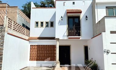 Preciosa casa estilo colonial mexicano en venta - Fracc. Privado en Coatepec