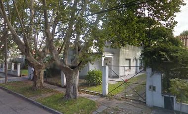 Casa en venta - 2 dormitorios 1 baño - Cochera - 120mts2 - Adrogué, Almirante Brown