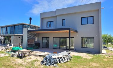 Puertos - Acacias | Venta | Casa a estrenar de 5 ambientes en lote interno