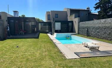 Casa en venta - 3 Dormitorios 4 Baños - Cocheras - 460Mts2 - Mar del Plata