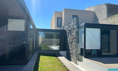 Casa en venta - 3 Dormitorios 4 Baños - Cocheras - 460Mts2 - Mar del Plata