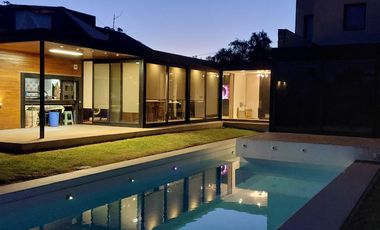 Casa en venta - 3 Dormitorios 4 Baños - Cocheras - 460Mts2 - Mar del Plata