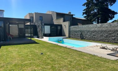 Casa en venta - 3 Dormitorios 4 Baños - Cocheras - 460Mts2 - Mar del Plata
