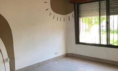 Casa en venta - 5 dormitorios 3 baños - Cocheras - 300mts2 totales - Berazategui [FINANCIADA]