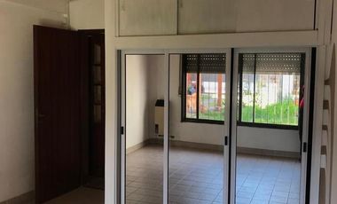 Casa en venta - 5 dormitorios 3 baños - Cocheras - 300mts2 totales - Berazategui [FINANCIADA]