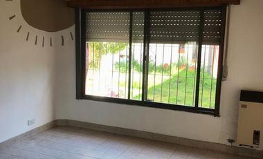 Casa en venta - 5 dormitorios 3 baños - Cocheras - 300mts2 totales - Berazategui [FINANCIADA]