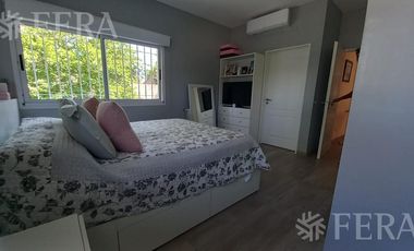 Venta casa 4 ambientes con cochera y fondo libre en Quilmes
