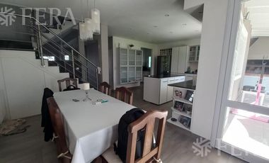 Venta casa 4 ambientes con cochera y fondo libre en Quilmes