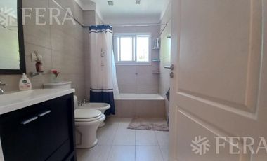 Venta casa 4 ambientes con cochera y fondo libre en Quilmes