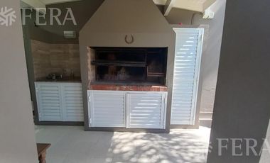 Venta casa 4 ambientes con cochera y fondo libre en Quilmes