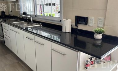 Venta casa 4 ambientes con cochera y fondo libre en Quilmes