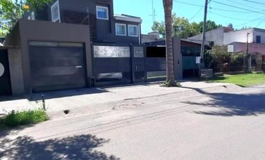 Venta casa 4 ambientes con cochera y fondo libre en Quilmes