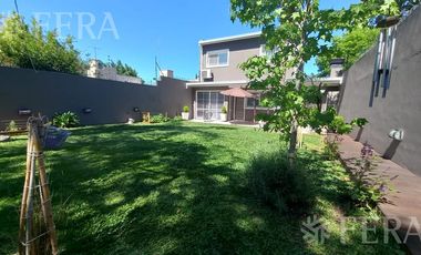 Venta casa 4 ambientes con cochera y fondo libre en Quilmes