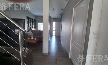Venta casa 4 ambientes con cochera y fondo libre en Quilmes