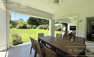 Casa en venta de estilo Moderno de cinco ambientes en  Abril Club de Campo - Apto Credito