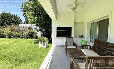 Casa en venta de estilo Moderno de cinco ambientes en  Abril Club de Campo - Apto Credito