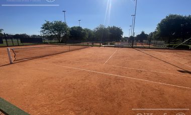 Casa en venta de estilo Moderno de cinco ambientes en  Abril Club de Campo - Apto Credito
