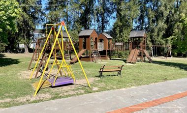 Casa en venta de estilo Moderno de cinco ambientes en  Abril Club de Campo - Apto Credito