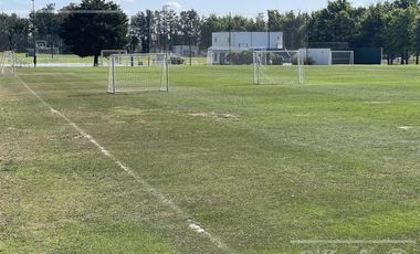 Casa en venta de estilo Moderno de cinco ambientes en  Abril Club de Campo - Apto Credito