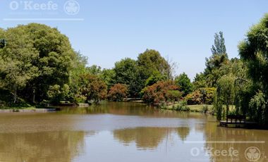 Casa en venta de estilo Moderno de cinco ambientes en  Abril Club de Campo - Apto Credito