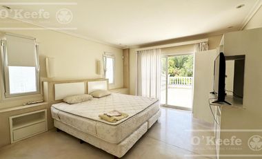 Casa en venta de estilo Moderno de cinco ambientes en  Abril Club de Campo - Apto Credito