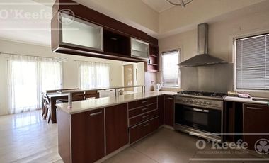 Casa en venta de estilo Moderno de cinco ambientes en  Abril Club de Campo - Apto Credito