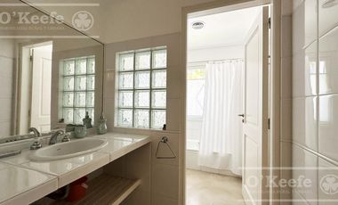 Casa en venta de estilo Moderno de cinco ambientes en  Abril Club de Campo - Apto Credito